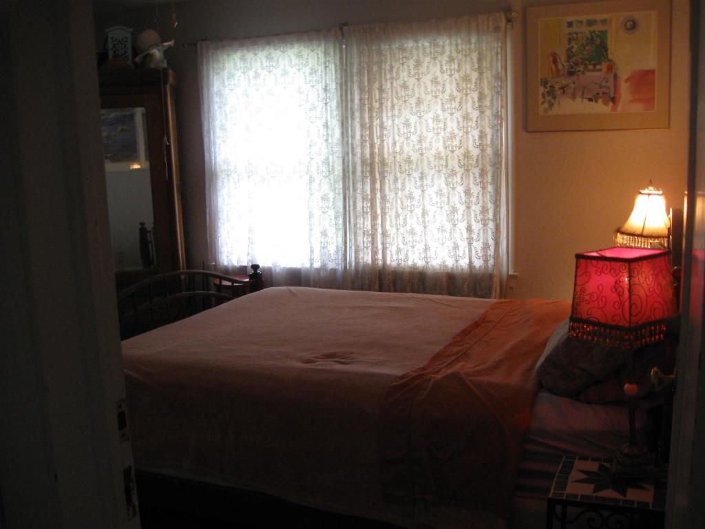 Mystic Portal 420 Guesthouse Colorado Springs Room photo